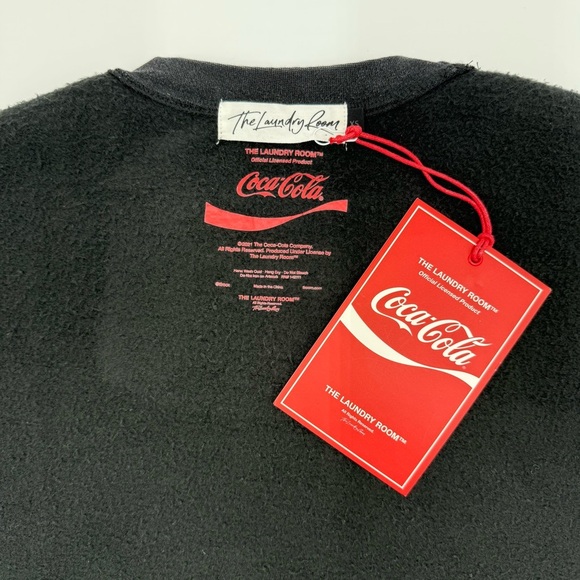 NWT The Laundry Room Women’s Coca-Cola Polar Bear Black Crewneck Sweatshirt XS - Picture 9 of 10